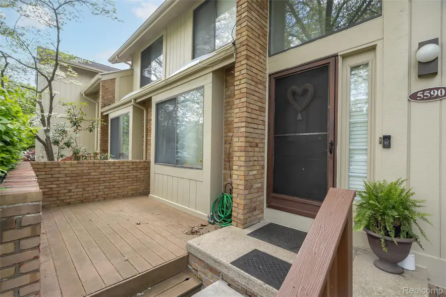 5590 Hillcrest Circle W, West Bloomfield, MI 48322 - #3