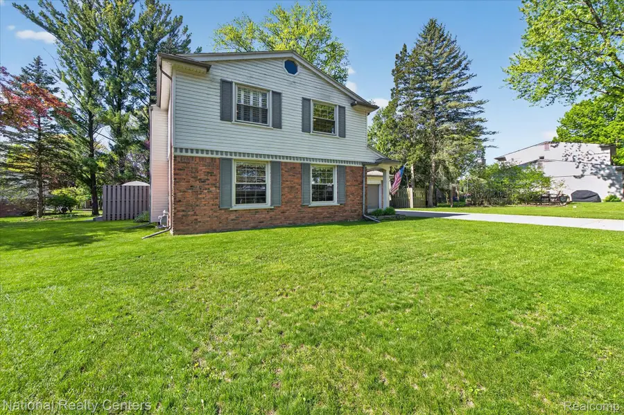 35037 Ellen Court, Livonia, MI 48154 - #3