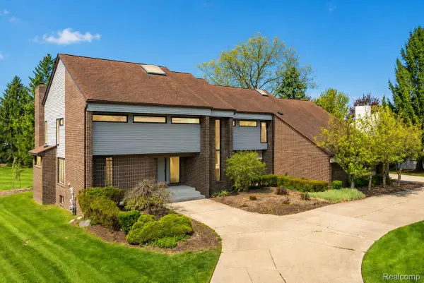 3830 Columbia Drive, BloomfieldHills, MI 48302