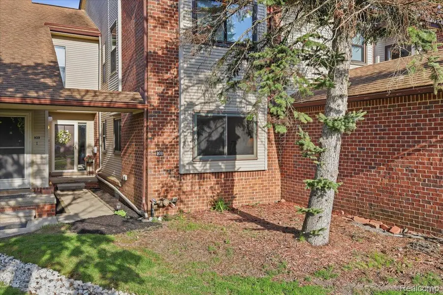 6680 Ridgefield Circle #101, West Bloomfield, MI 48322 - #3