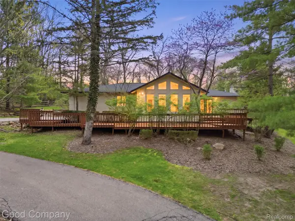 6733 Bloomfield Lane, WestBloomfield, MI 48322