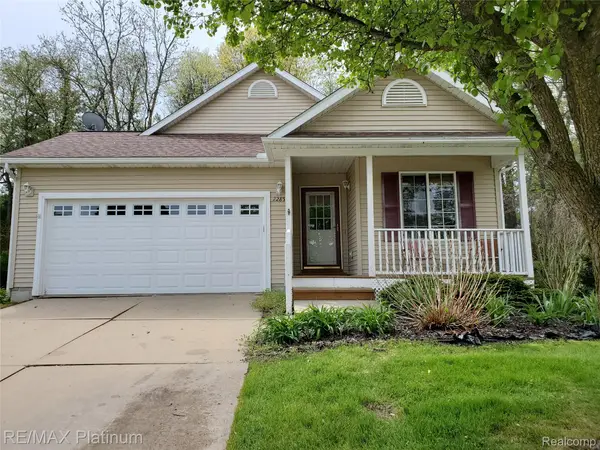 2285 Spartans Trail Nw #17, Pinckney, MI 48169