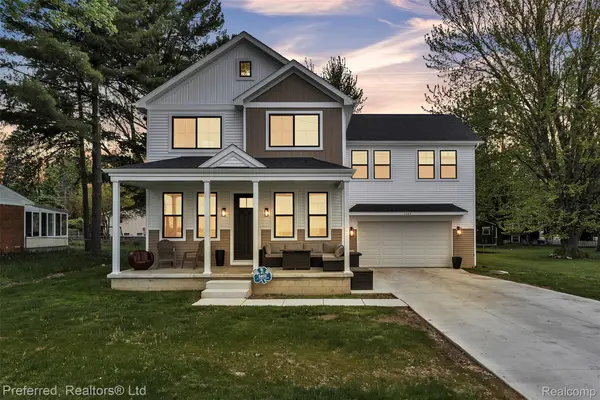 5264 Cooley Lake Road, Waterford, MI 48327