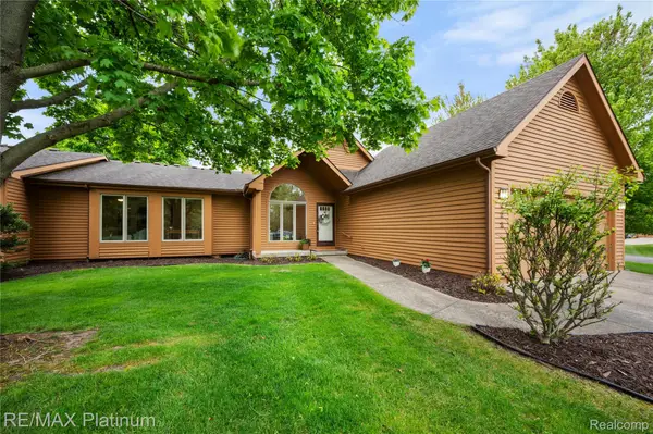 222 Glenwood Avenue, Fenton, MI 48430