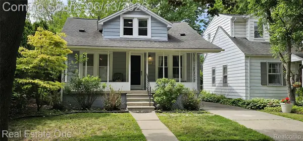 2073 Roslyn Road, GrossePointeWoods, MI 48236