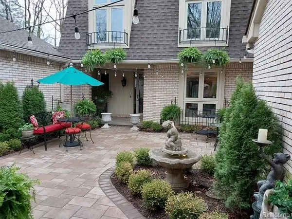 1243 Woodcrest Circle, BloomfieldHills, MI 48304