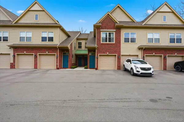 606 Pointe Drive, WalledLake, MI 48390