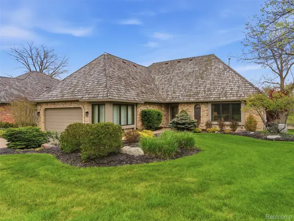 23 Chateaux Du Lac, Fenton, MI 48430