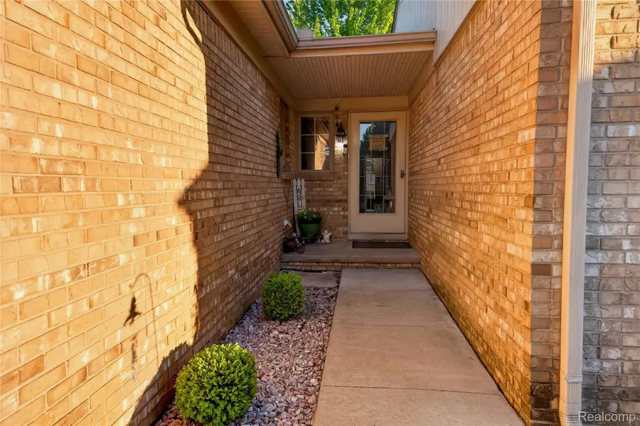 15570 Mary Court, Clinton Township, MI 48038 - #2