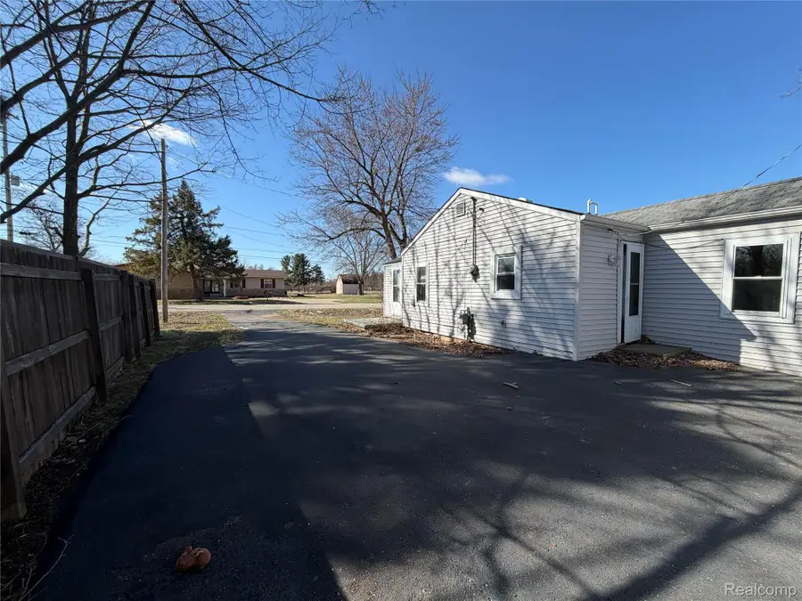 1038 W Pine Avenue, Mount Morris, MI 48458 - #3