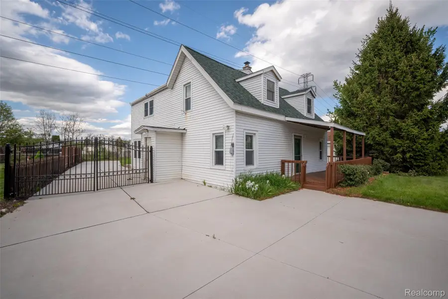420 Wellsboro Street, Walled Lake, MI 48390 - #2