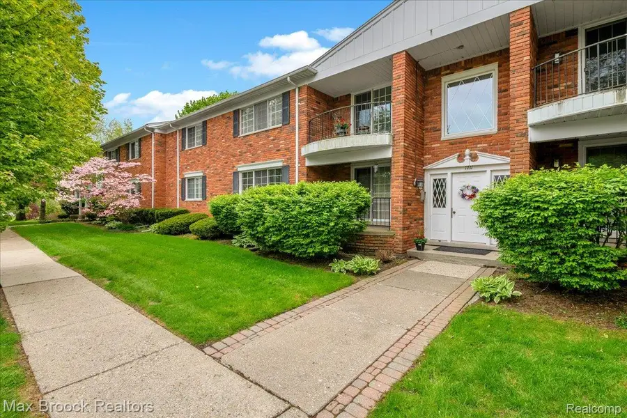 1711 Huntingwood Lane #C, Bloomfield Hills, MI 48304 - #2