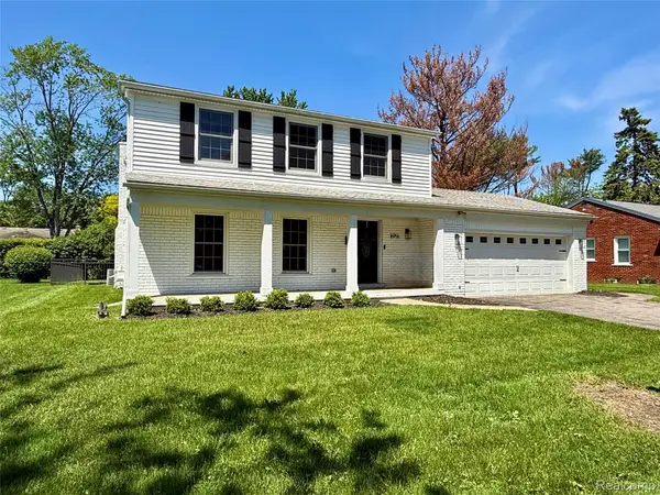 16956 Lauderdale Avenue, BeverlyHills, MI 48025