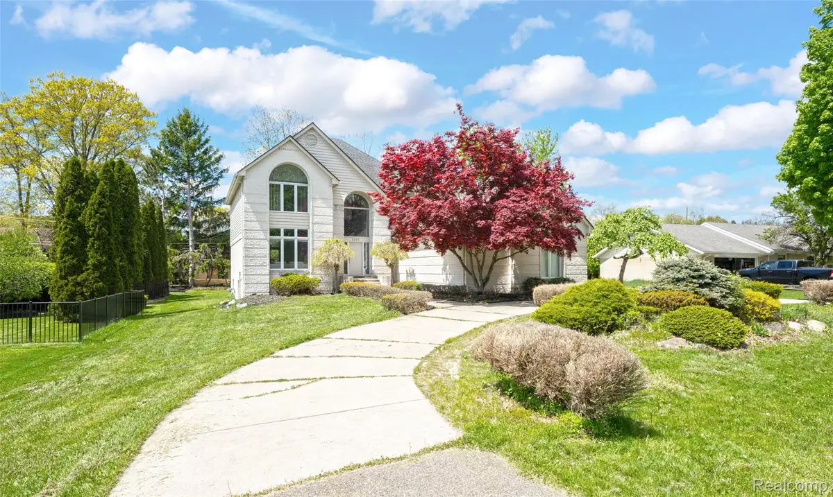 2337 Horseshoe Drive, West Bloomfield, MI 48322 - #1