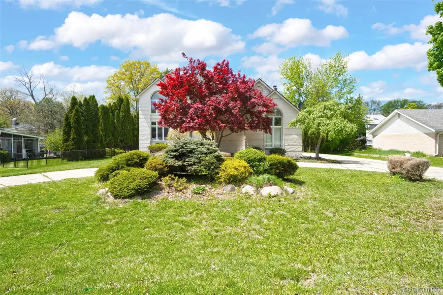 2337 Horseshoe Drive, West Bloomfield, MI 48322 - #2