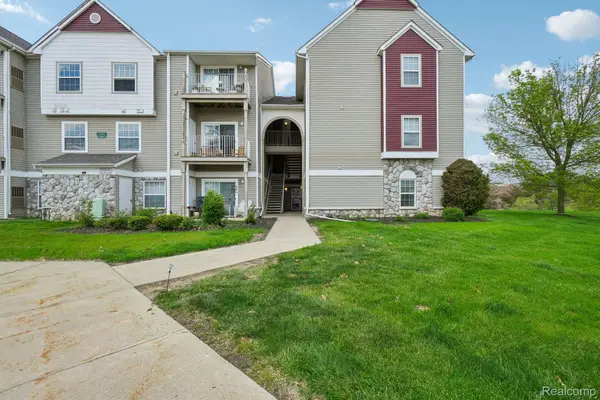15240 Silver Parkway #APT 306, Fenton, MI 48430