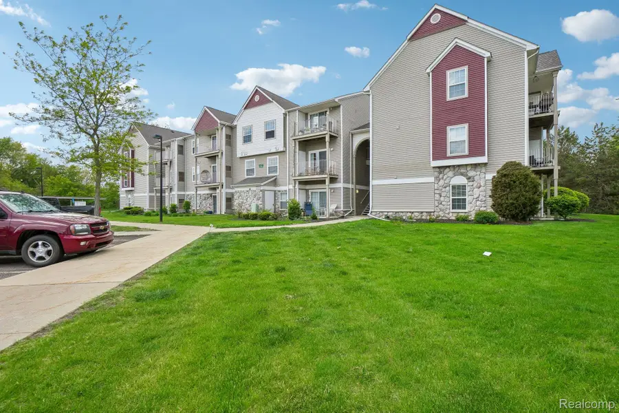 15240 Silver Parkway #APT 306, Fenton, MI 48430 - #2