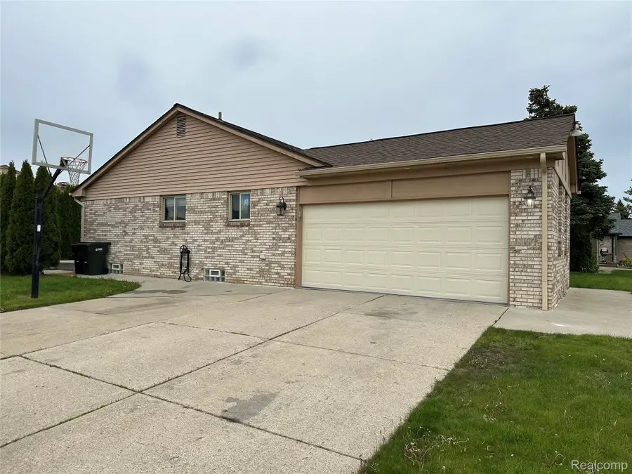 5565 Kebbe Drive, Sterling Heights, MI 48310 - #2