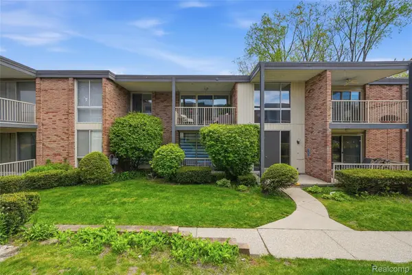4041 W Maple Road #E203, BloomfieldHills, MI 48301