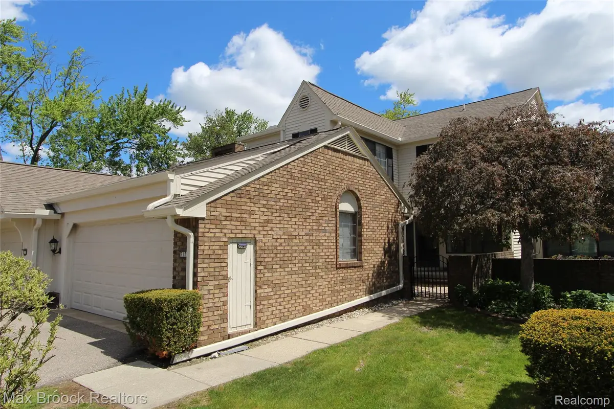 7139 Creeks Crossing, West Bloomfield, MI 48322 - #1