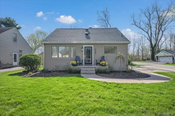 2155 Avondale, SylvanLake, MI 48320