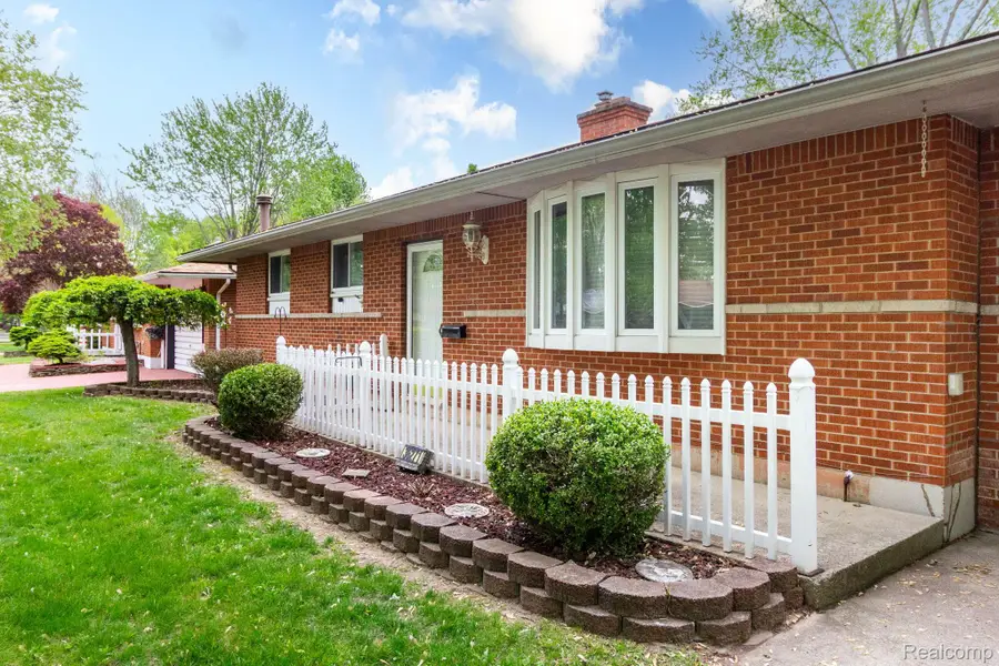 36271 Suffolk Street, Clinton Township, MI 48035 - #3