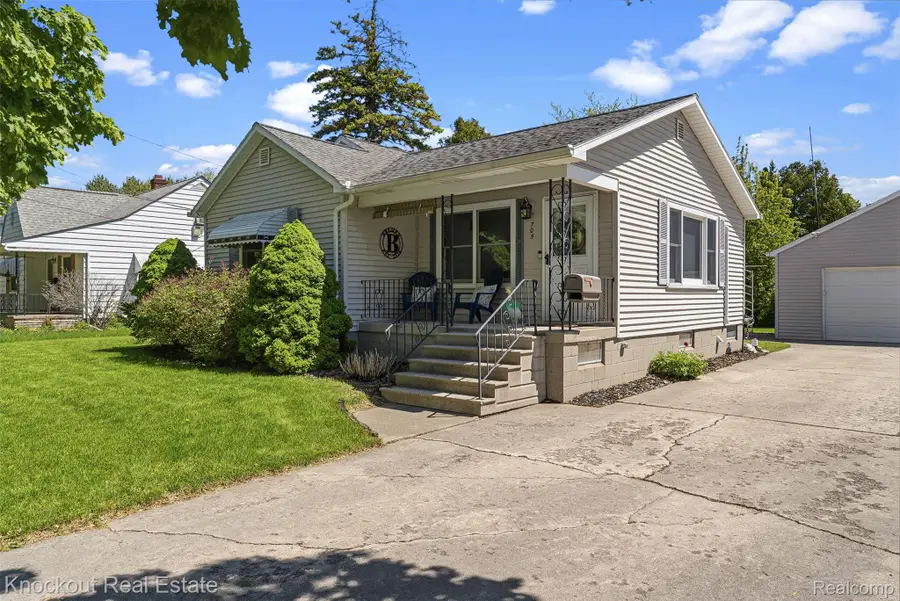 705 Burns Street, Essexville, MI 48732 - #3