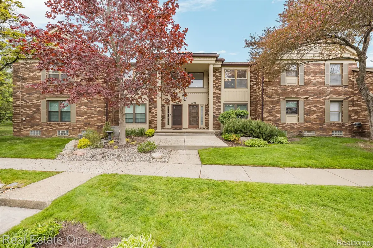 4320 Knightsbridge Lane, West Bloomfield, MI 48323 - #1