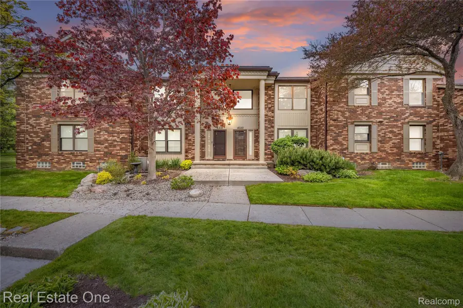 4320 Knightsbridge Lane, West Bloomfield, MI 48323 - #2