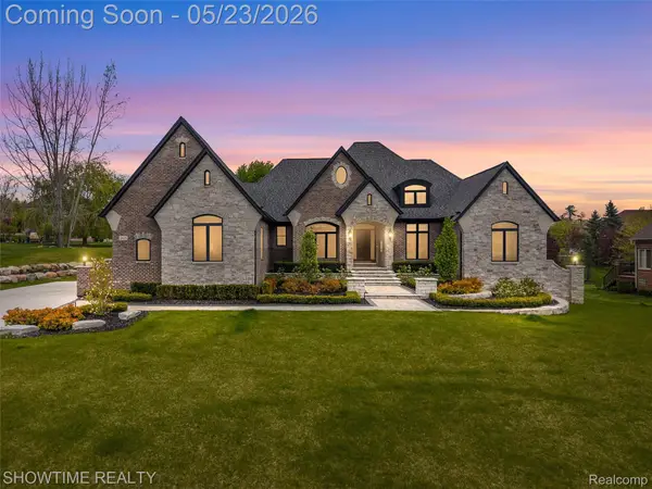 4805 Woodland Hills Drive, Rochester, MI 48306