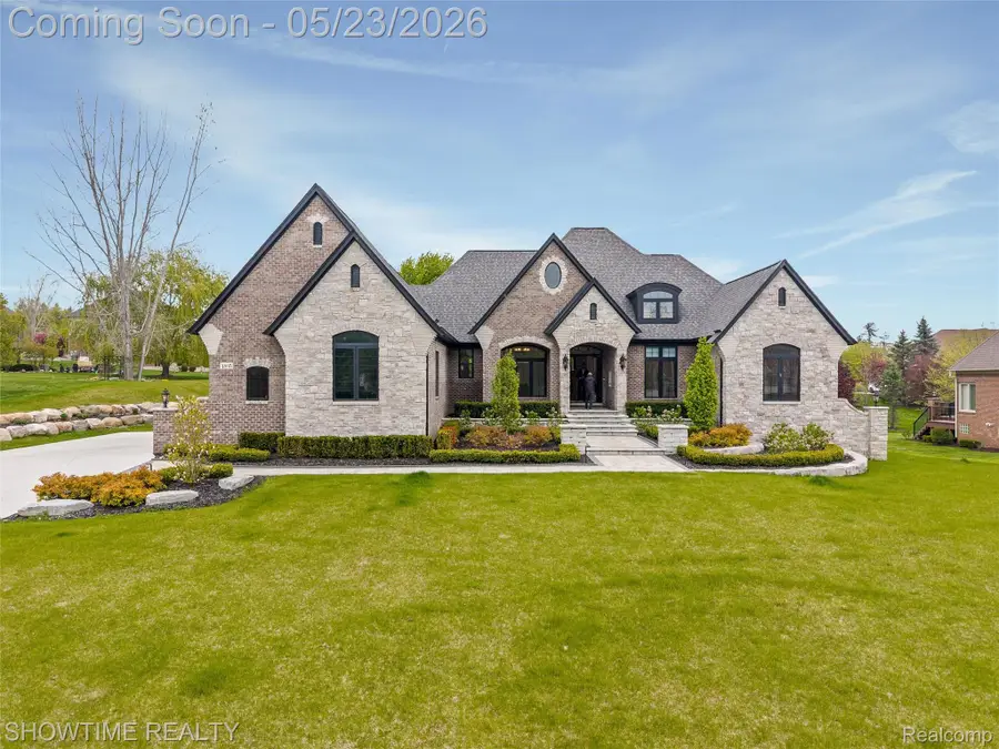 4805 Woodland Hills Drive, Rochester, MI 48306 - #2