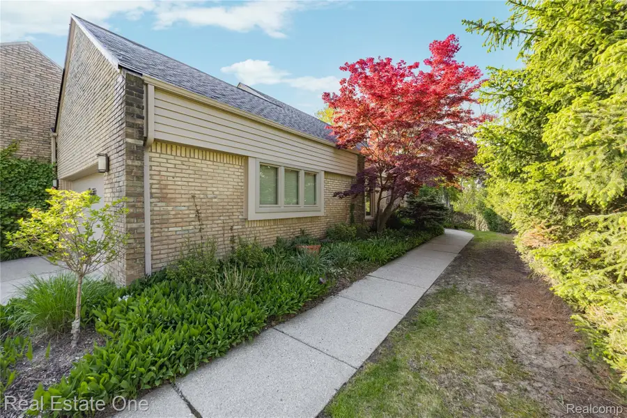 5000 Mirror Lake Court #19, West Bloomfield, MI 48323 - #2