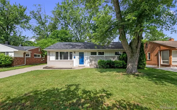 519 Essex Street, CommerceTwp, MI 48017