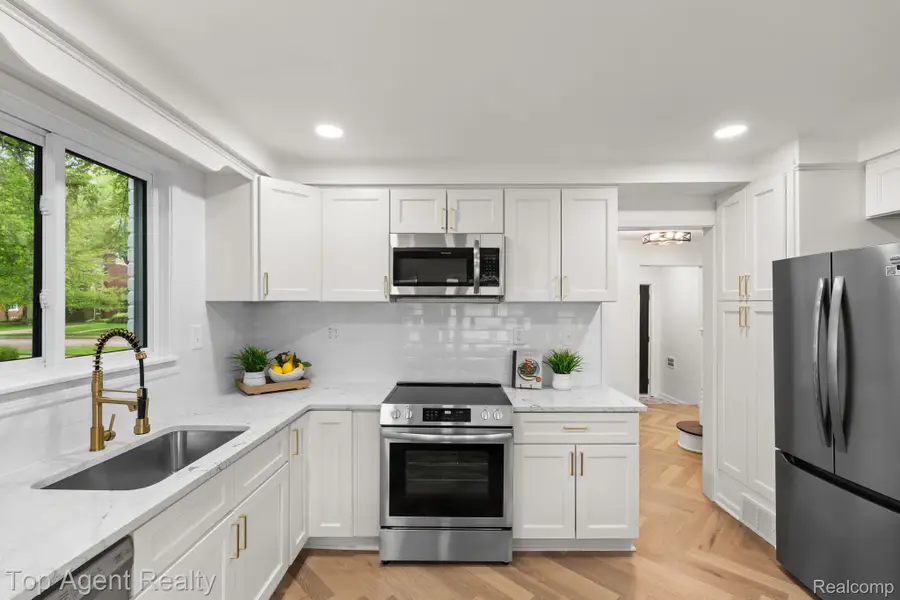 1894 Broadstone Road, Grosse Pointe Woods, MI 48236 - #3