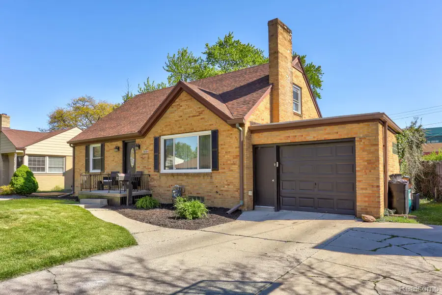 3036 Adams Avenue, Saginaw, MI 48602 - #3