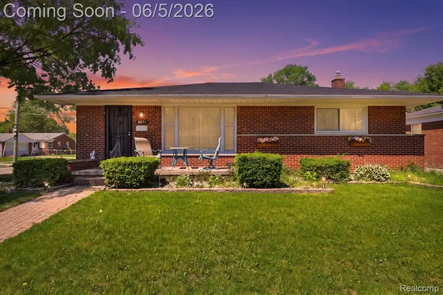 8271 Arnold Street, Dearborn Heights, MI 48127 - #2
