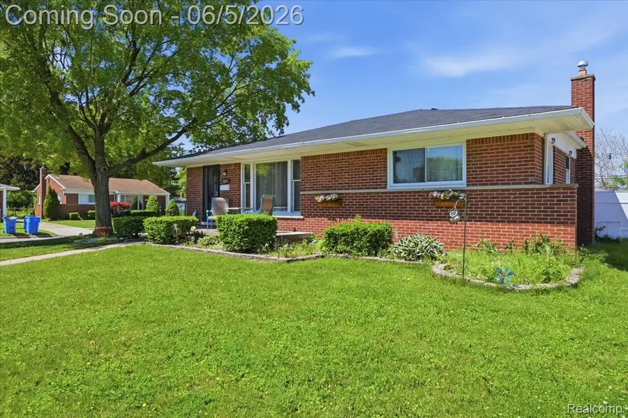8271 Arnold Street, Dearborn Heights, MI 48127 - #3