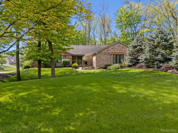 2484 Pine Hollow Trail Street, Brighton, MI 48114