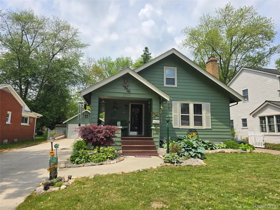 22911 Maple Avenue, Farmington, MI 48336 - #2