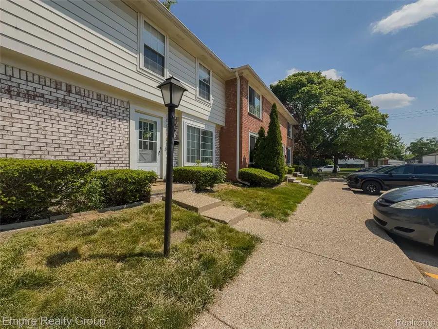 3002 Seaton Circuit N, Warren, MI 48091 - #3