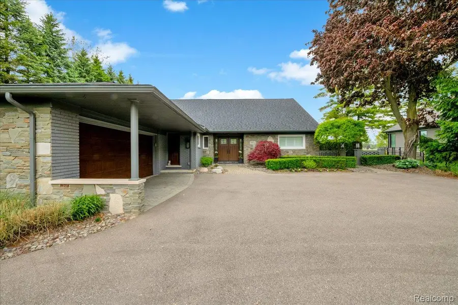 3816 W Maple Road, Bloomfield, MI 48301 - #3