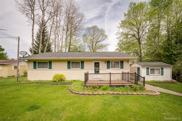 6240 Lakeshore Road N, Palms, MI 48465