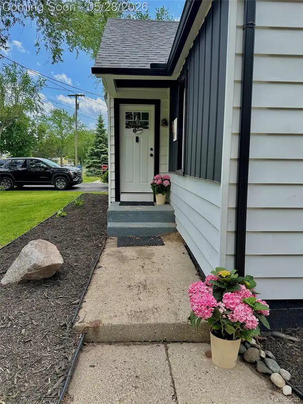 2349 W Ellery Avenue E, Waterford, MI 48327
