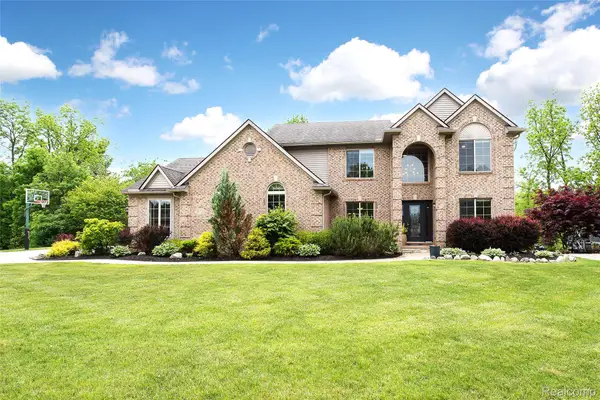 58721 Carriage Lane, SouthLyon, MI 48178