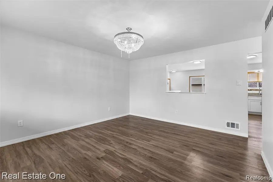 8456 Robindale Avenue, Dearborn Heights, MI 48127 - #3