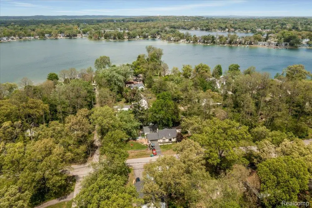 8790 Oakside Avenue, Commerce Township, MI 48382 - #1
