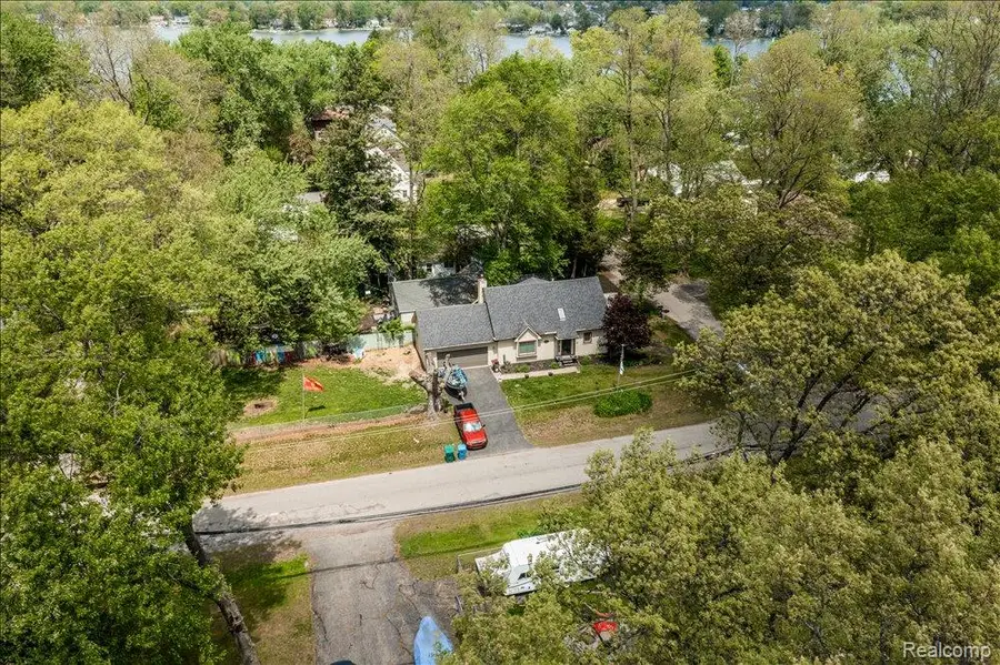 8790 Oakside Avenue, Commerce Township, MI 48382 - #2