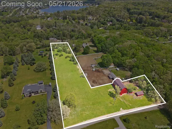 2352 Meadowood Lane, Milford, MI 48380