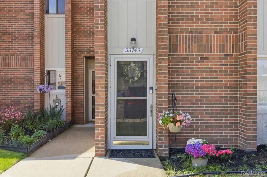 33745 Pondview Circle, Livonia, MI 48152 - #2