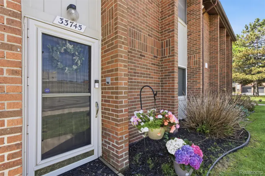 33745 Pondview Circle, Livonia, MI 48152 - #3